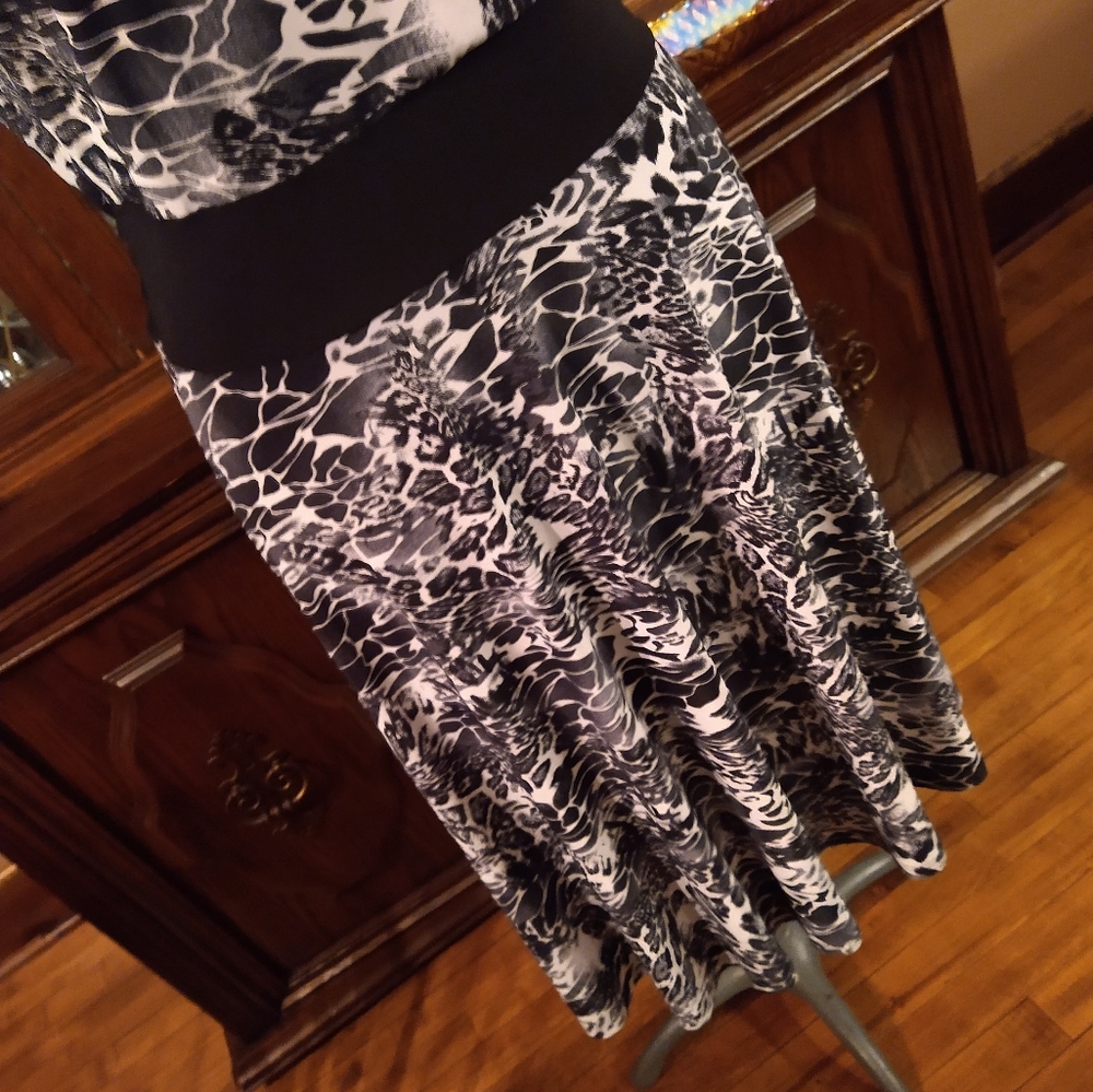Size S Reina black an white animal print dress - Picture 5 of 16